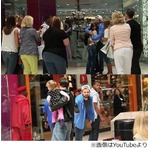 芸能人の&ldquo;ふり&rdquo;したら騒動に、熱狂した多くの人が写真やサイン求める。