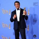 スタローンが授賞式で&ldquo;珍事&rdquo;、スピーチで監督と共演者に感謝忘れる。