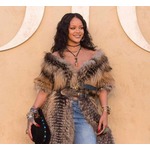 リアーナ、プールで男性とイチャイチャ