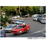 力技すぎる&ldquo;自作フェラーリ&rdquo;、ボール紙の車体を乗用車にかぶせ走行。