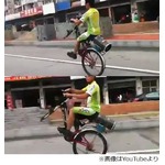 前輪なき自転車で街を疾走、&ldquo;自分への挑戦&rdquo;でウィリー走行をマスター。