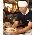 谷原章介&ldquo;神&rdquo;にラーメン作る、東池袋大勝軒の厨房で調理を体験。