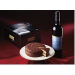 100個限定特別なチョコパイ、鎧塚俊彦氏監修の&ldquo;ワイン香る&rdquo;一品。