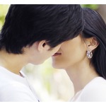 キスに夢中すぎて橋から落下