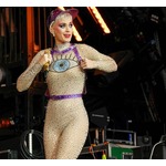 ケイティ・ペリー&ldquo;TV生歌披露&rdquo;中に空港で目撃