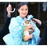 広瀬すず、雨の中&ldquo;艶やか&rdquo;浴衣姿&hellip;サプライズ登場の猫にデレデレ