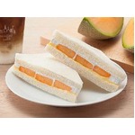 ローソンが夕張メロンのサンド、夕張メロンのベーカリーやプリンも。