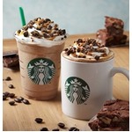 スタバが日本限定カフェモカ、チョコレートブラウニーをトッピング。