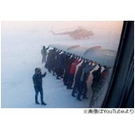 極寒下で飛行機押す乗客たち「男は木植え、家建て、飛行機押すもんだ」。