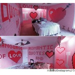 ピンクの付箋紙がビッシリ&ldquo;8bit&rdquo;寝室