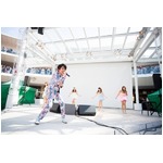 ベイベーにミッチー新曲初披露、咲き乱れる花模様の上下スーツで。