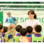 綾瀬はるか、地元・広島のサッカー教室に登場し騒然&hellip;&ldquo;華麗なシュート&rdquo;決める姿も