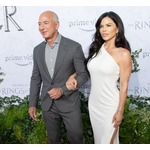 アマゾン創業者から&ldquo;4億円近い指輪&rdquo;でプロポーズ、婚約者「少し気を失った」