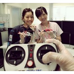 比嘉愛未＆新木優子、ドクターヘリ手にニッコリ