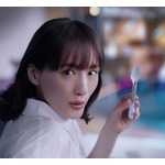 綾瀬はるか、ドコモの&ldquo;味覚共有スプーン&rdquo;に驚きの笑顔