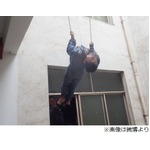 自宅から&ldquo;脱走&rdquo;図って宙づり、少年が映画のような降下挑むも失敗。