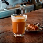 スタバが本格エスプレッソ飲料、シンプルながら味わい深い一杯。