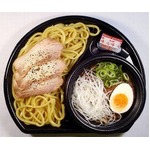黒マー油使用の&ldquo;俺のつけ麺&rdquo;、ファミマのボリューム麺シリーズ新作。