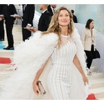 年26億円&ldquo;世界で最も稼いだ&rdquo;スーパーモデル、絶頂期の自殺願望告白