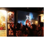 聖飢魔IIの「コワイイ」カフェ、呑気に歩く愚かな人間をおびき寄せる。