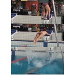 &ldquo;逆向きに泳ぐ人&rdquo;映像が話題、飛び込みから各泳法を見事に泳ぐ。