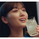 山下美月が&ldquo;きゅうりの舞&rdquo;披露、志尊淳と「キリン 華よい」の新CM