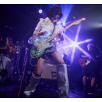 のん、太もも全開&ldquo;超ミニスカ&rdquo;姿に反響「素敵」「めちゃかわ」