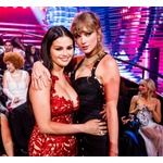 テイラー・スウィフト、結婚式のスピーチで&ldquo;長年の親友&rdquo;セレーナ・ゴメスをイジる