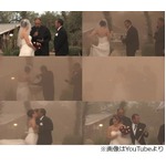 急な悪天候で&ldquo;砂嵐&rdquo;の結婚式に、「誓い」のシーンでとんだハプニング。