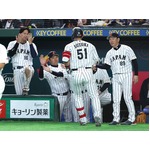 鈴木を迎える井端監督ら　野球
