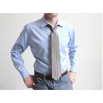 &ldquo;2STEPだけ&rdquo;で締めるネクタイ、首にかけてファスナー上げれば完了。