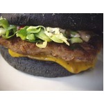 黒い&ldquo;ベイダーバーガー&rdquo;実食、黒い箱を開けると「黒い、実に黒い」。