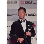 佐藤健の姿に韓国ファンが熱狂、釜山国際映画祭の野外舞台挨拶で歓声。