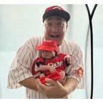 &ldquo;カープユニ&rdquo;山本圭壱、&ldquo;カープ女子&rdquo;愛娘と親子ショット「2025はスタジアムデビューかな」