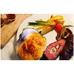 塊肉に牡蠣が入ってるステーキ、オーストラリア名物料理をホテルが提供。