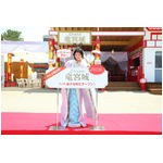 菜々緒&ldquo;乙姫&rdquo;が竜宮城に降臨、三太郎世界観再現の「auの海の家」。