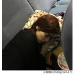 平愛梨のすやすやな寝顔写真、「もしツア」ロケバス車内で激写される。