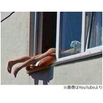 セクシー女性に目奪われ車追突、道路脇の&ldquo;裸で日光浴&rdquo;ちょっと見えた。