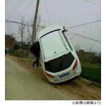 事故で&ldquo;宙に浮いた？&rdquo;自動車、現場写真に「いったいどうやったら&hellip;」。