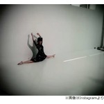 佐々木希がしなやかな開脚、新体操歴8年