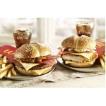 マックが濃厚チェダーの新商品、ビーフとチキンが&ldquo;冬の装い&rdquo;に。