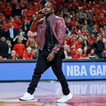 カニエ・ウェストが放送禁止用語連発、ステージ演出でほぼ姿も見えず。