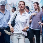 ユマ・サーマンがサイ救出活動、専門家チームに参加し密猟から守る。