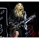マドンナ、激怒したファンに訴えられる「ポルノまがいのショーを見せられた」