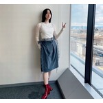 のん「スカートのレースと赤いブーツが素敵」洗練されたコーデ姿でピース