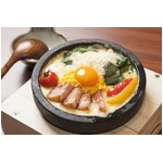 米の上にうどん「うどんめし」、讃岐うどんベースの洋風メニュー。