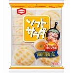 コンソメ味の「ソフトサラダ」、ロングセラーのソフトせんべいに新作。
