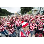 渋谷に大量のウォーリーが出現、赤白ロングTとニット帽の100人練り歩く。