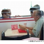 亡き妻の写真と食事する老人、ハンバーガー店でのエピソードが話題に。