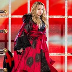 マドンナの15歳息子に「父と英国で生活」判決、親権めぐる法廷バトル。